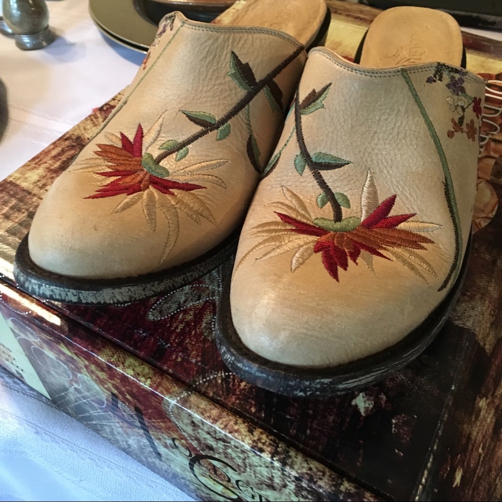 Old Gringo Beige Leather Embroidered Floral Clogs